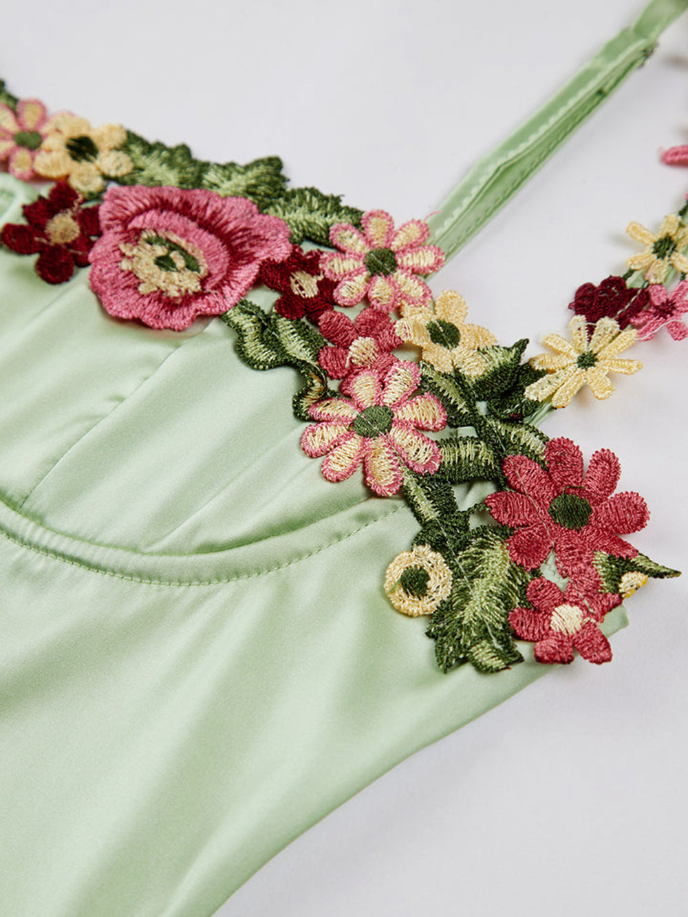 Roxane | Robe longue en satin avec bretelles florales